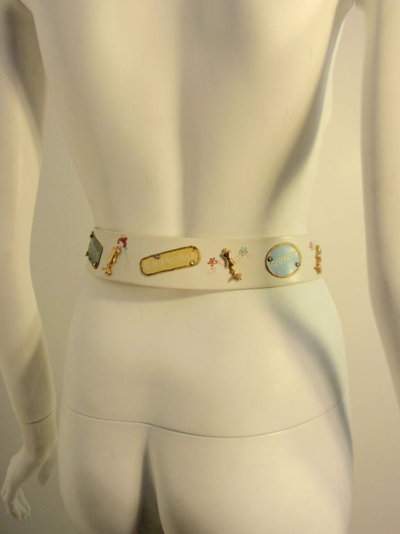 Gris Ceinture fantaisie Calderon pour Saks 5th Ave, cuir blanc avec lables de créateur en vente