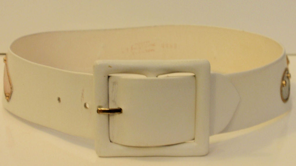 Ceinture fantaisie Calderon pour Saks 5th Ave, cuir blanc avec lables de créateur Excellent état - En vente à Los Angeles, CA