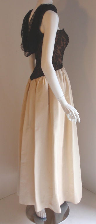 Robe de couture Balenciaga en dentelle noire et soie crème (années 1950) Excellent état - En vente à Los Angeles, CA