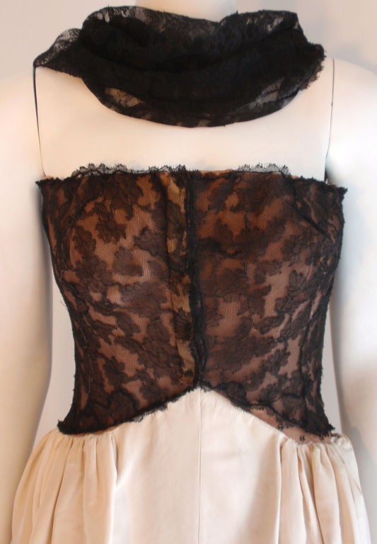 Robe de couture Balenciaga en dentelle noire et soie crème (années 1950) Pour femmes en vente