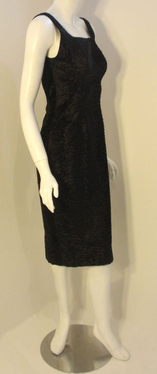 Pauline Trigere Schwarzes Cocktailkleid aus strukturiertem Samt, ca. 1960er Jahre im Zustand „Hervorragend“ im Angebot in Los Angeles, CA