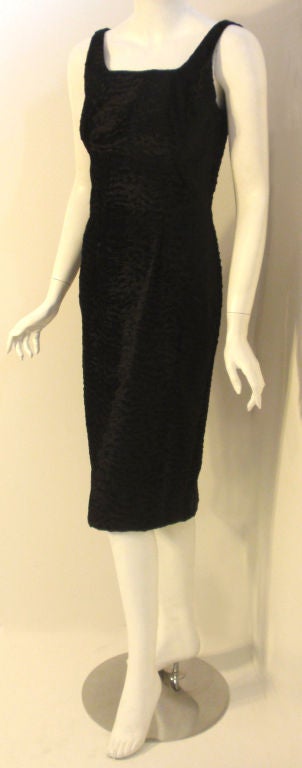 Pauline Trigere Schwarzes Cocktailkleid aus strukturiertem Samt, ca. 1960er Jahre Damen im Angebot