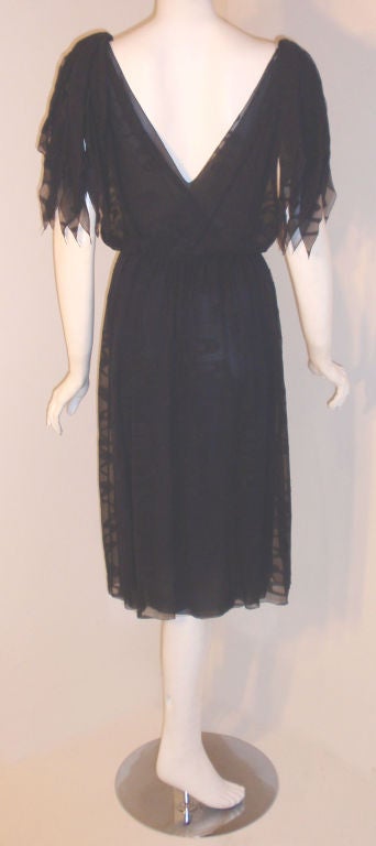 CHISTIAN DIOR HAUTE COUTURE Vestido de gasa con capas azul marino, Betsy Bloomingdale Años 80 en Excelente estado para la venta en Los Angeles, CA