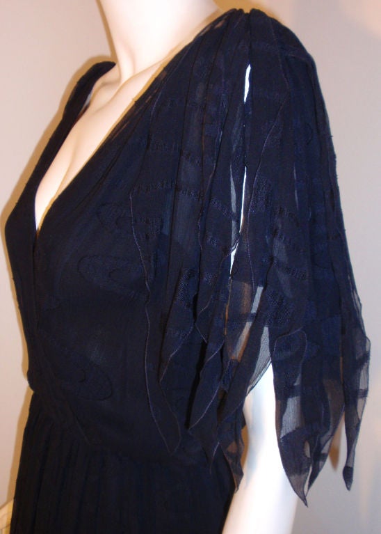 CHISTIAN DIOR HAUTE COUTURE Vestido de gasa con capas azul marino, Betsy Bloomingdale Años 80 en venta 1