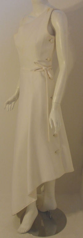 Givenchy Couture Vestido blanco largo de un hombro, Circa 1970's Betsy Bloomingdale en Bueno estado para la venta en Los Angeles, CA