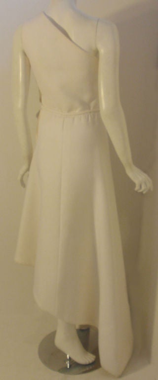 Givenchy Couture Vestido blanco largo de un hombro, Circa 1970's Betsy Bloomingdale en venta 1