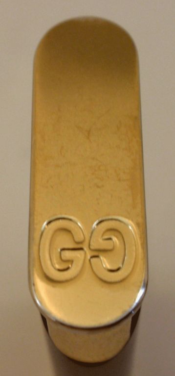Il s'agit d'un briquet vintage à bandes dorées signé Gucci:: datant des années 1970. Comprend la boîte d'origine:: contient quelques rayures.<br />
Mesures :<br />
Hauteur : 2 3/4