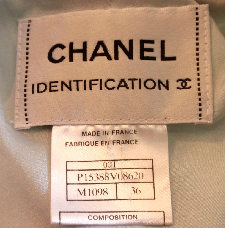 This is a light blue and white speckled jacket by Chanel, from the 1990's. The jacket has three silver logo buttons down the front, thin shoulder pads, princess seams, light blue lining, and two front slit pockets on the front.<br />
Size #36<br
