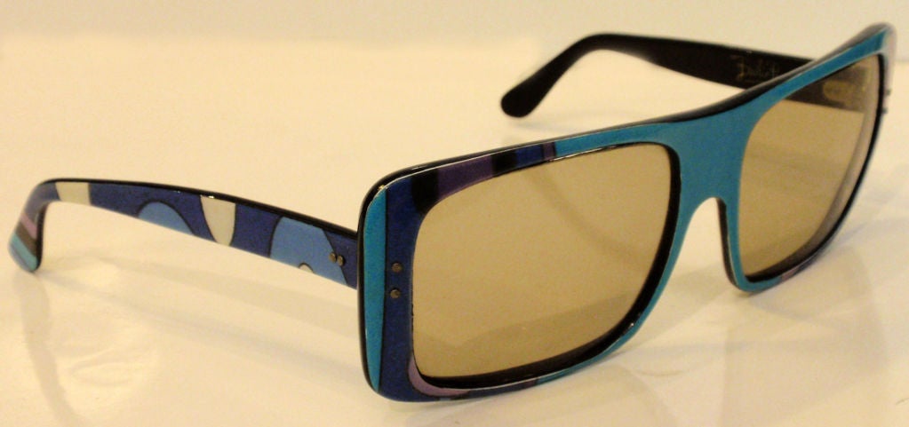 Emilio Pucci Blau-lila-Aqua Mod-Sonnenbrille mit quadratischem Signaturdruck, 1960er Jahre im Zustand „Hervorragend“ im Angebot in Los Angeles, CA