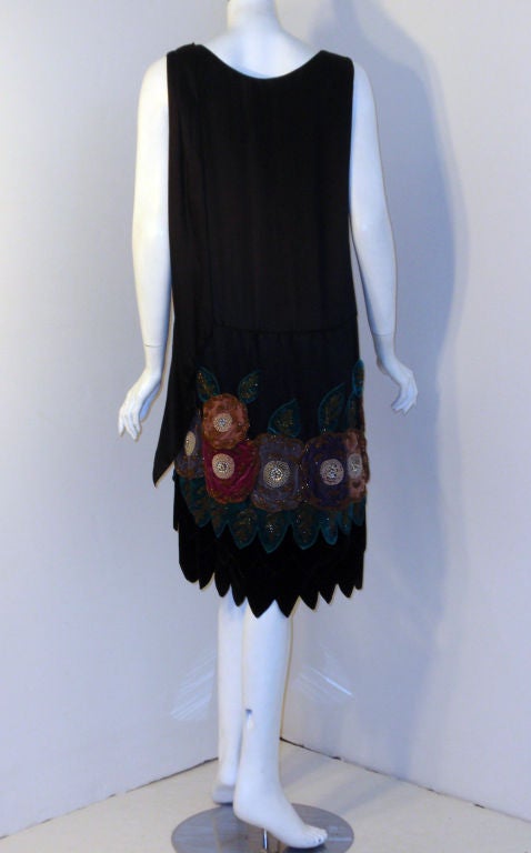 Vestido vintage negro con cuentas y apliques de terciopelo, circa años 20 Negro en venta