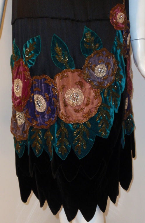 Robe vintage noire à perles et appliques en velours, circa 1920 en vente 1