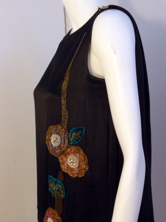 Robe vintage noire à perles et appliques en velours, circa 1920 en vente 2