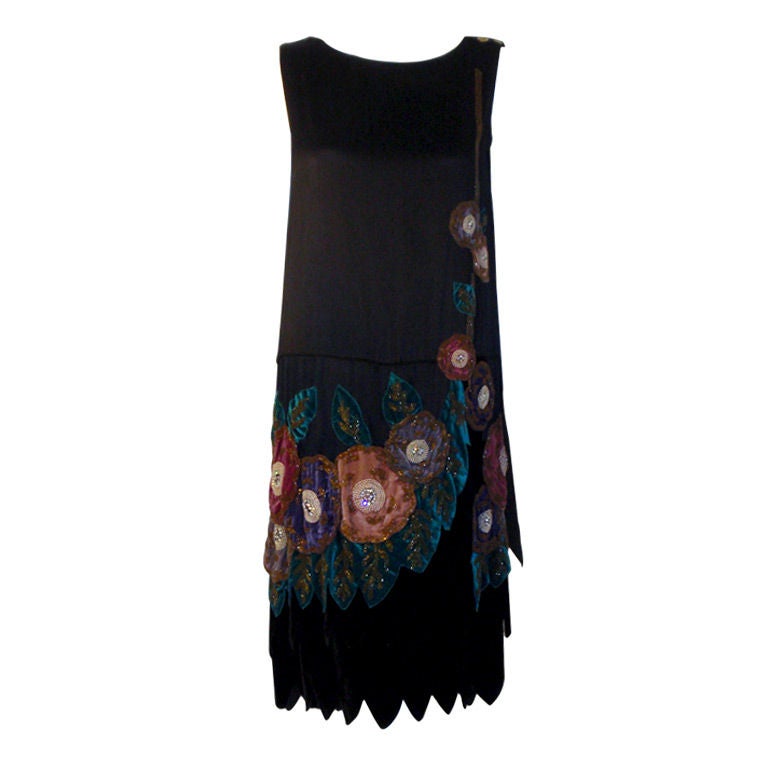 Vestido vintage negro con cuentas y apliques de terciopelo, circa años 20 en venta