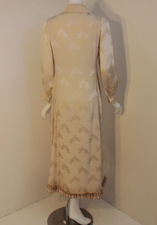 James Galanos - Robe de cocktail en soie crème avec imprimé ange, années 1970 Excellent état - En vente à Los Angeles, CA