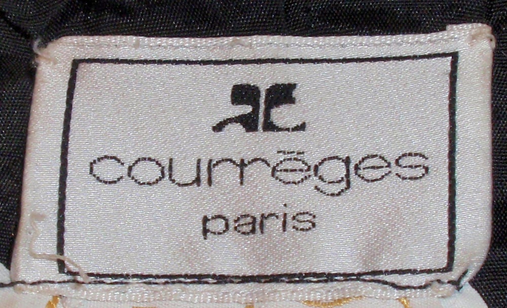 Questo è un ensemble di 2 pezzi realizzato da Correges. Uno stile moderno con una gonna a matita aderente e maniche a rete sulla giacca squadrata. Il tessuto è 100% rayon e la fodera è in acetato con il logo Courreges. Prodotto in
