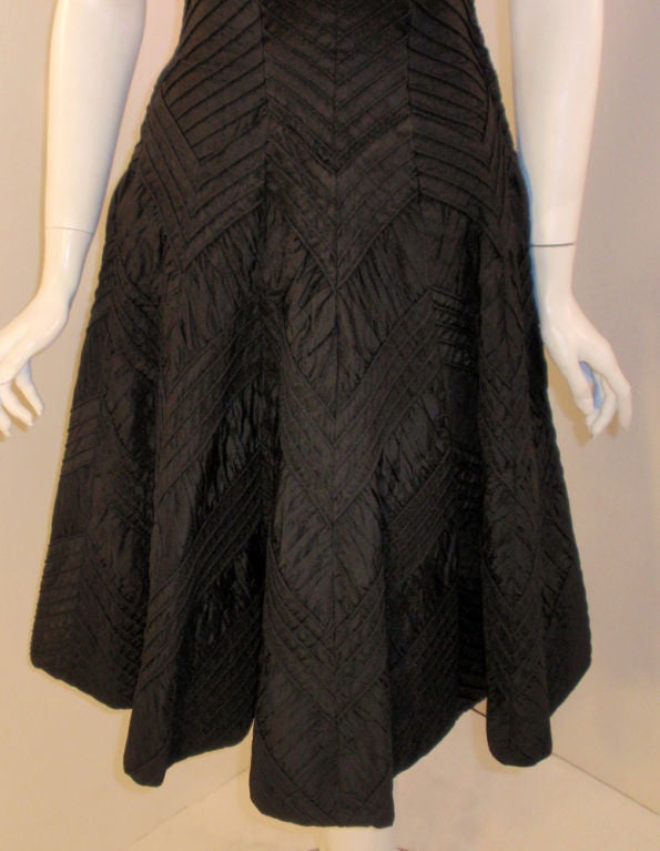 Ceil Chapman - Robe de cocktail en taffetas côtelé noir à chevrons, circa années 1950 en vente 4