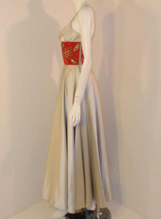 Eleanor Garnett Vestido vintage de satén plateado con cintura roja, años 50 Marrón en venta