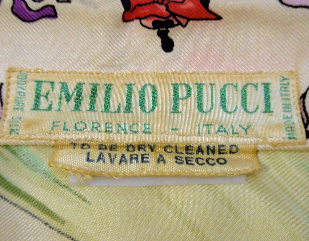 Dies ist eine extrem RARE Vintage-Bluse von Emilio Pucci. Diese Bluse hat einen ganz erstaunlichen Druck auf Seide von tanzenden Damen mit Bändern. Seine Unterschrift ist an verschiedenen Stellen der Bluse zu finden, unter anderem auf der