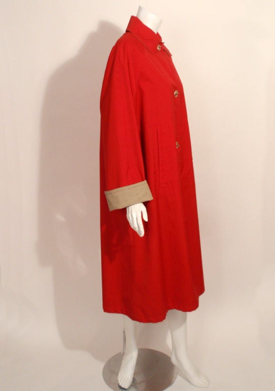 Bonnie Cashin Red and Tan Raincoat w/ Gold Closures Vintage 16 In Excellent Condition For Sale In Los Angeles, CA