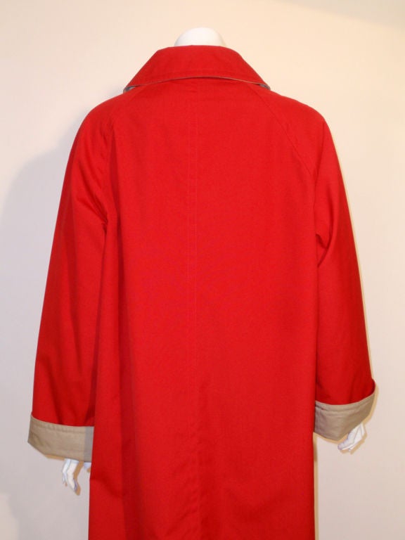 Bonnie Cashin roter und hellbrauner Regenmantel mit goldenen Verschlüssen Vintage 16 im Angebot 3