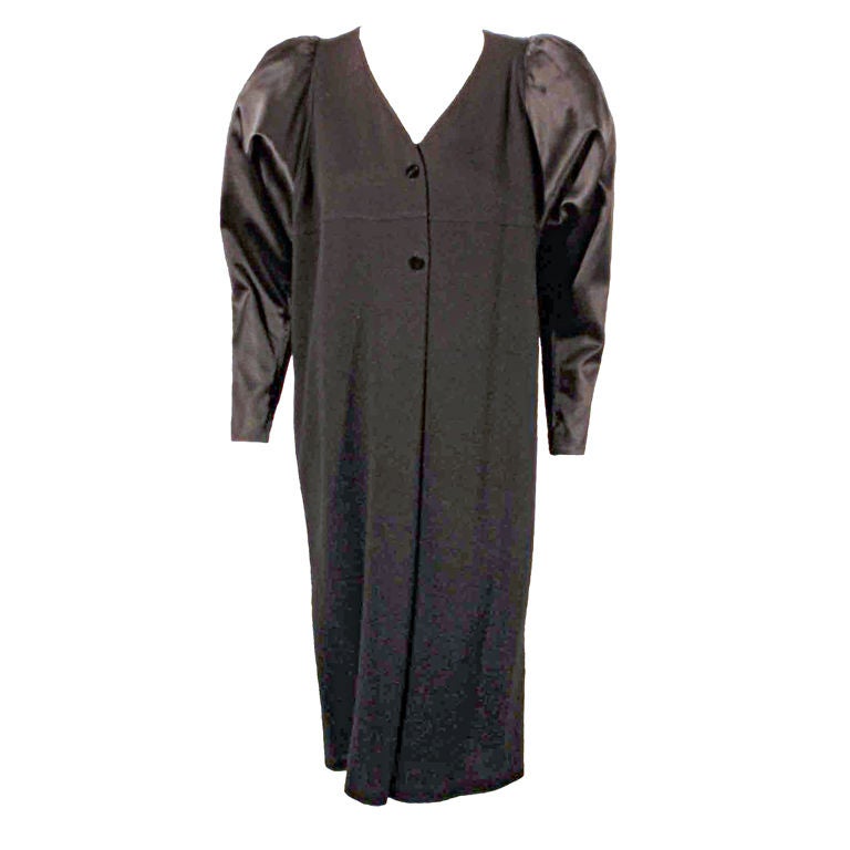 Geoffrey Beene Vestido de cóctel de punto de lana negro con mangas de puf de satén en venta