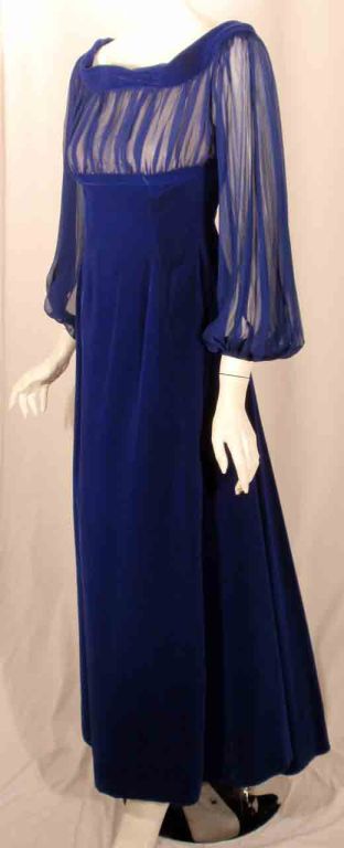 GIVENCHY Couture Vestido sin hombros de terciopelo azul con mangas poetas de gasa transparente en Excelente estado para la venta en Los Angeles, CA
