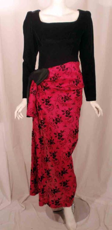 Robe de couture Givenchy des années 1980. La robe a un corsage en velours noir, une jupe drapée en velours rose et noir avec des détails floraux et un nœud en satin noir à la hanche. La jupe est doublée en crêpe de soie rose. La robe se ferme à