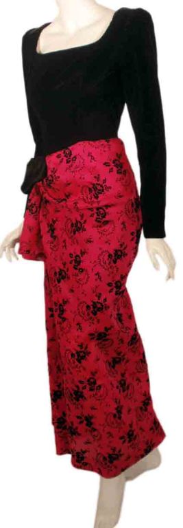 GIVENCHY COUTURE Robe à manches longues en velours noir avec drapé rose, circa 1980's 4  Excellent état - En vente à Los Angeles, CA