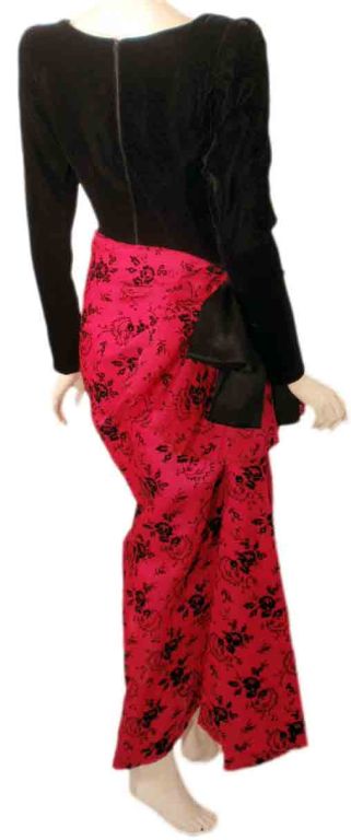 GIVENCHY COUTURE Robe à manches longues en velours noir avec drapé rose, circa 1980's 4  Pour femmes en vente