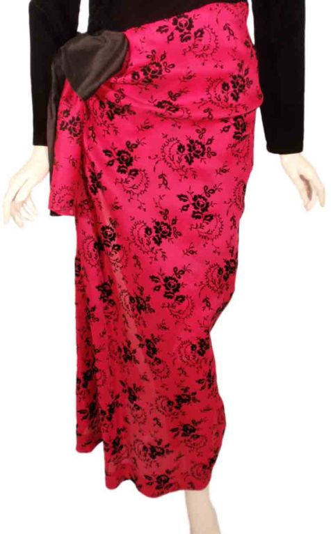 GIVENCHY COUTURE Robe à manches longues en velours noir avec drapé rose, circa 1980's 4  en vente 3