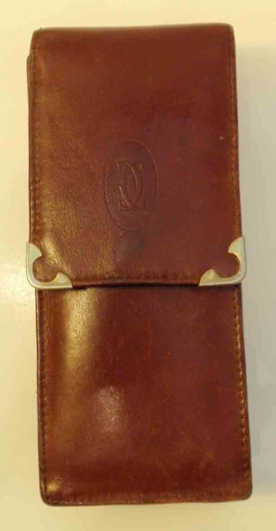 This is a vintage burgundy leather sunglass/eyeglass case by Cartier from the 1980's. It has a fold over and snap shut case.<br />
<br />
Measures:<br />
Height: 6 1/4