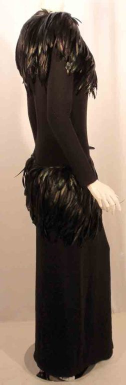 Adolfo - Robe de soirée longue en maille noire avec plumes iridescentes Pour femmes en vente