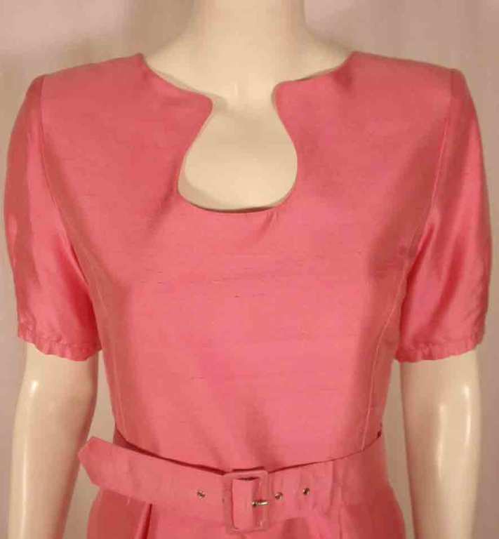 Courrèges - Robe en soie rose avec ceinture en vente 2