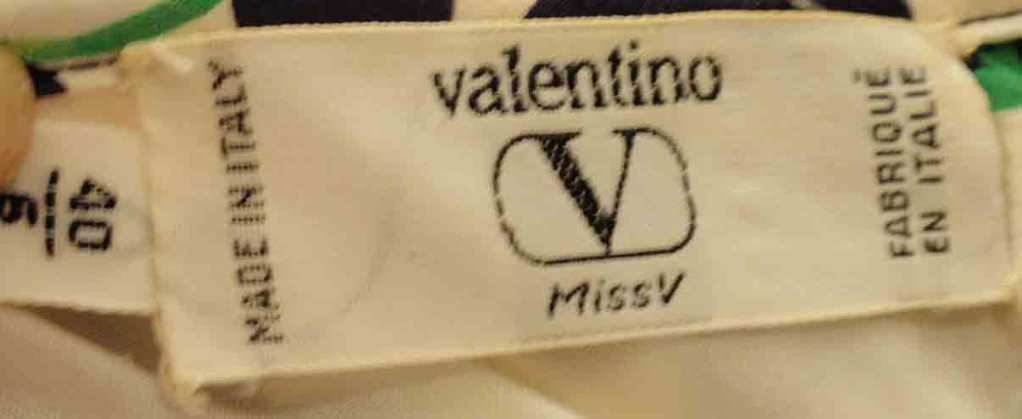 Il s'agit d'une très jolie robe à manches longues en soie crème et bleue à imprimé floral de Valentino 