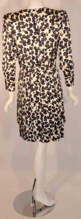 Robe de jour Valentino « Miss V » en soie crème et bleue à imprimé floral en vente 1