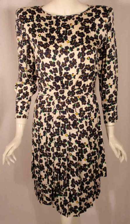 Robe de jour Valentino « Miss V » en soie crème et bleue à imprimé floral en vente 2