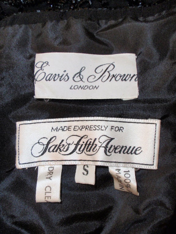 C'est une robe de soirée très élégante de Eaves & Brown, Londres. Elle est lourdement perlée et sans bretelles. Elle est ajustée au niveau des hanches et la jupe de la robe s'évase en panneaux séparés. Le corsage est doublé et désossé et la jupe est