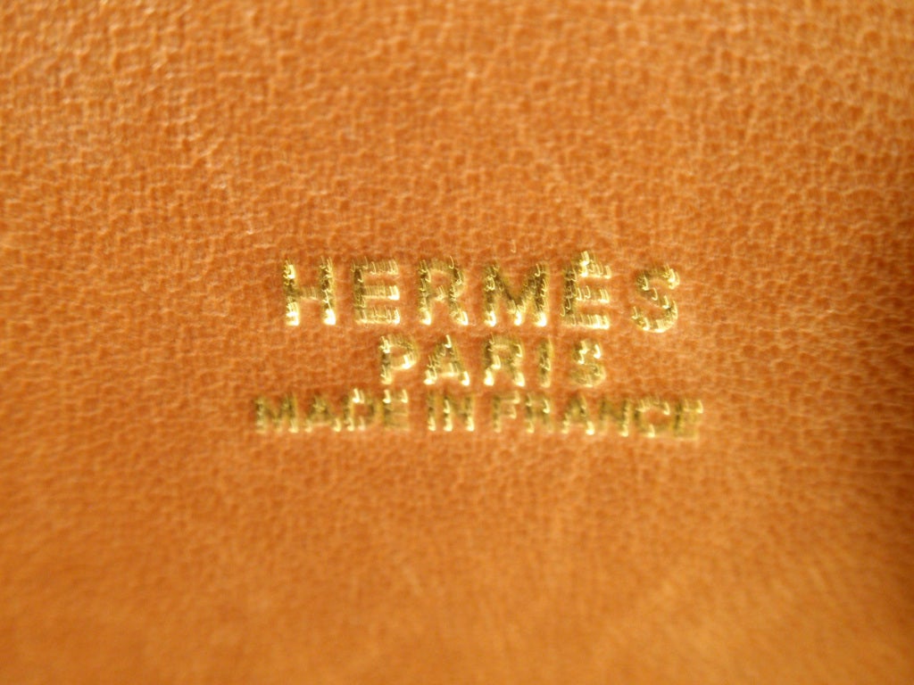 Il s'agit d'un magnifique sac à main de la marque Hermès. Le nom du style est 