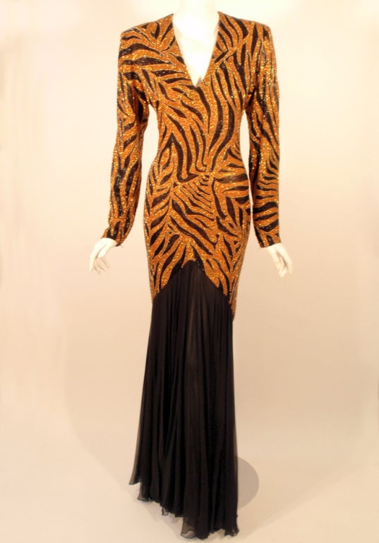 Marron Bob Mackie - Robe en mousseline de soie imprimée tigre orange et noire perlée avec imprimé en vente