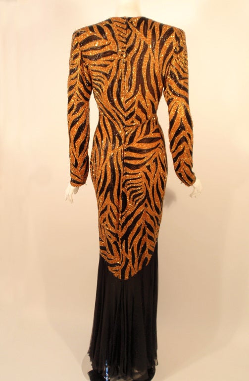 Bob Mackie - Robe en mousseline de soie imprimée tigre orange et noire perlée avec imprimé Pour femmes en vente