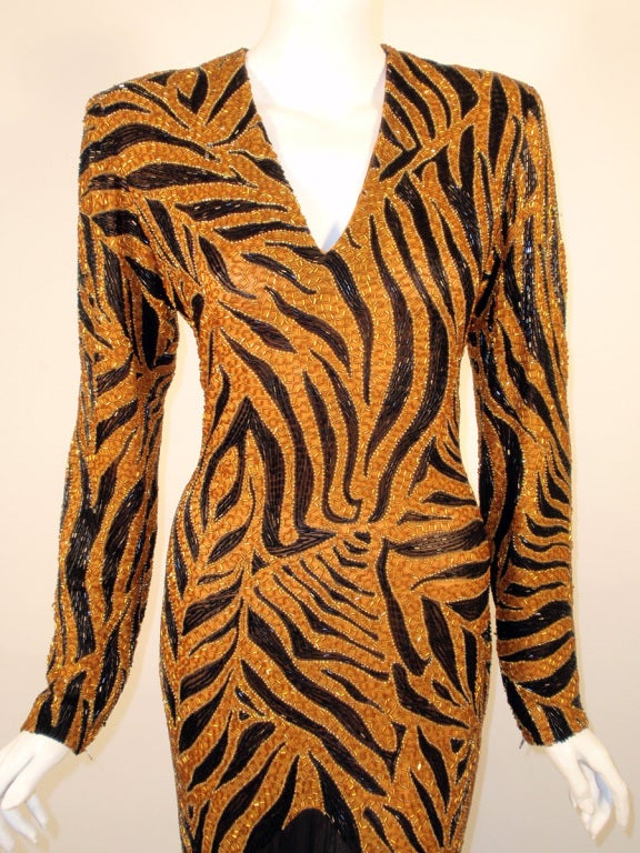 Bob Mackie - Robe en mousseline de soie imprimée tigre orange et noire perlée avec imprimé en vente 2