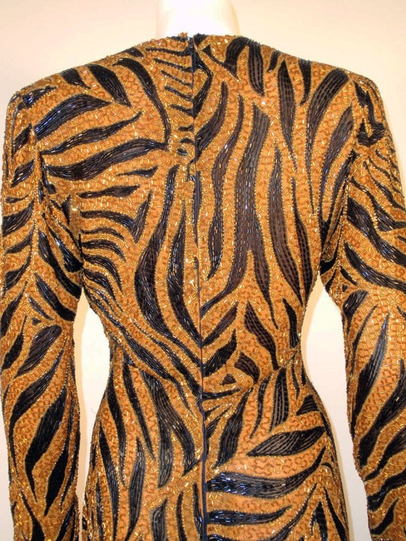 Bob Mackie - Robe en mousseline de soie imprimée tigre orange et noire perlée avec imprimé en vente 3