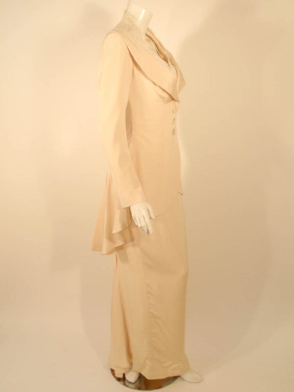Prix Antony : 2 pièces Robe crème et veste ajustée avec détails en dentelle Pour femmes en vente