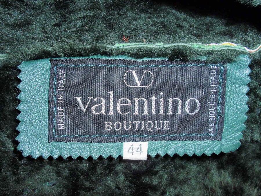 This is an amazing 2 piece skirt and jacket set from Valentino. It is made entirely of suede appliques in a very colorful, elegant design. The pencil skirt is lined and the inside of the jacket is a dark green shearling.

Size 44 Italy, 10