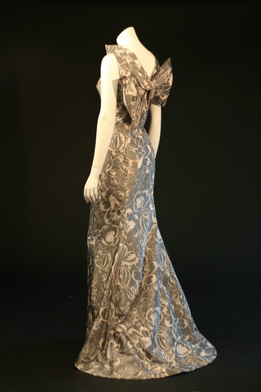 Oscar de la Renta Grey Bow Back Runway Evening Gown Dress For Sale 1