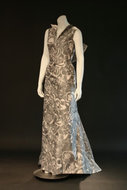 Originally $5450, this Oscar de la Renta runway gown is a lightweight silk couture piece that will get you a million compliments! New with tags, size 10, made in USA.

This unique gown has a zipper for the the front neckline, which can be