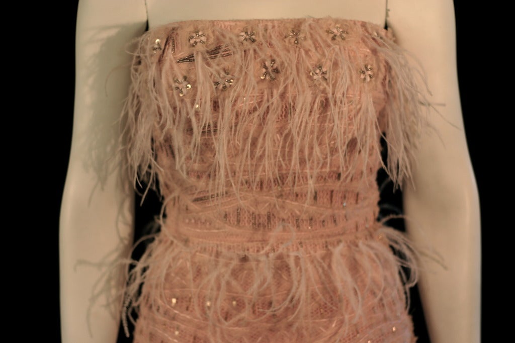 Oscar de la Renta Pink Feather Couture Evening Ball Gown Dress In Excellent Condition In Toronto, ON