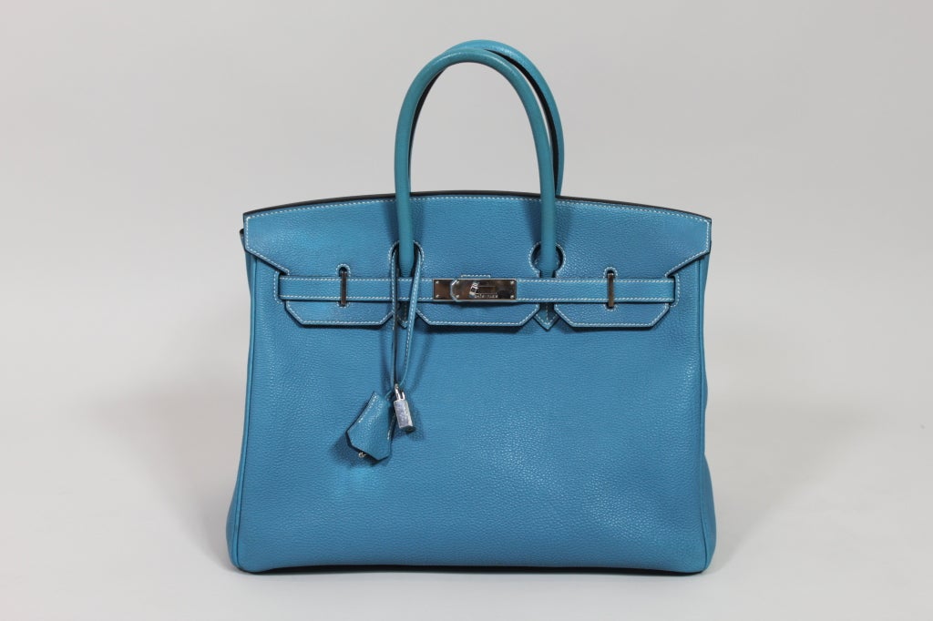 This iconic 35cm Hermés Birkin bag is done in a lovely denim blue Togo leather with silver Palladium hardware. Comes with original box and dustbag. 

Measurements-

35 x 28 x 18 cm ( 14 x 11 x 7 inches)