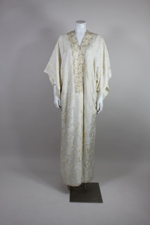 Gris Caftan House of Babani des années 1920 brodé à la main