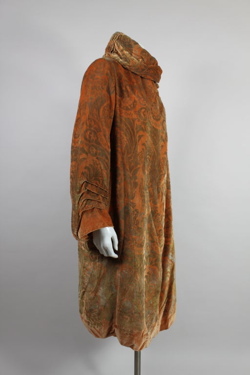 1920's Gallenga Stenciled Silk Velvet Coat In Excellent Condition For Sale In Los Angeles, CA